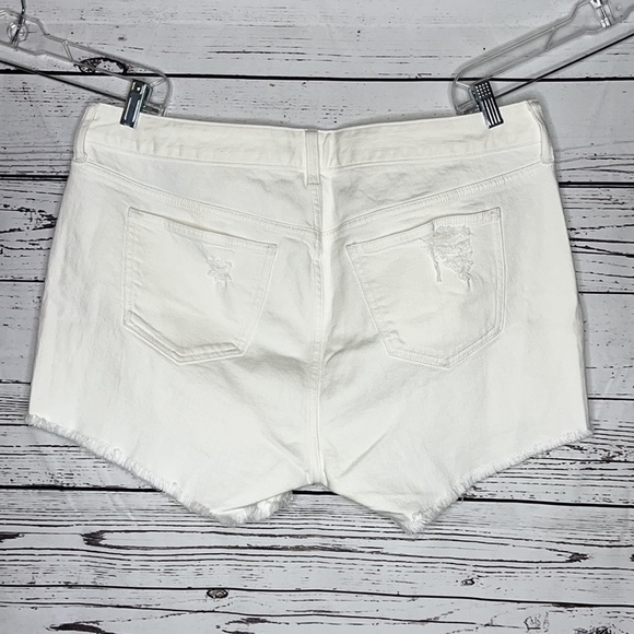 Torrid NWOT Size 16 Optic White Button Fly Raw Hem Distressed Denim Shorts - Picture 3 of 4